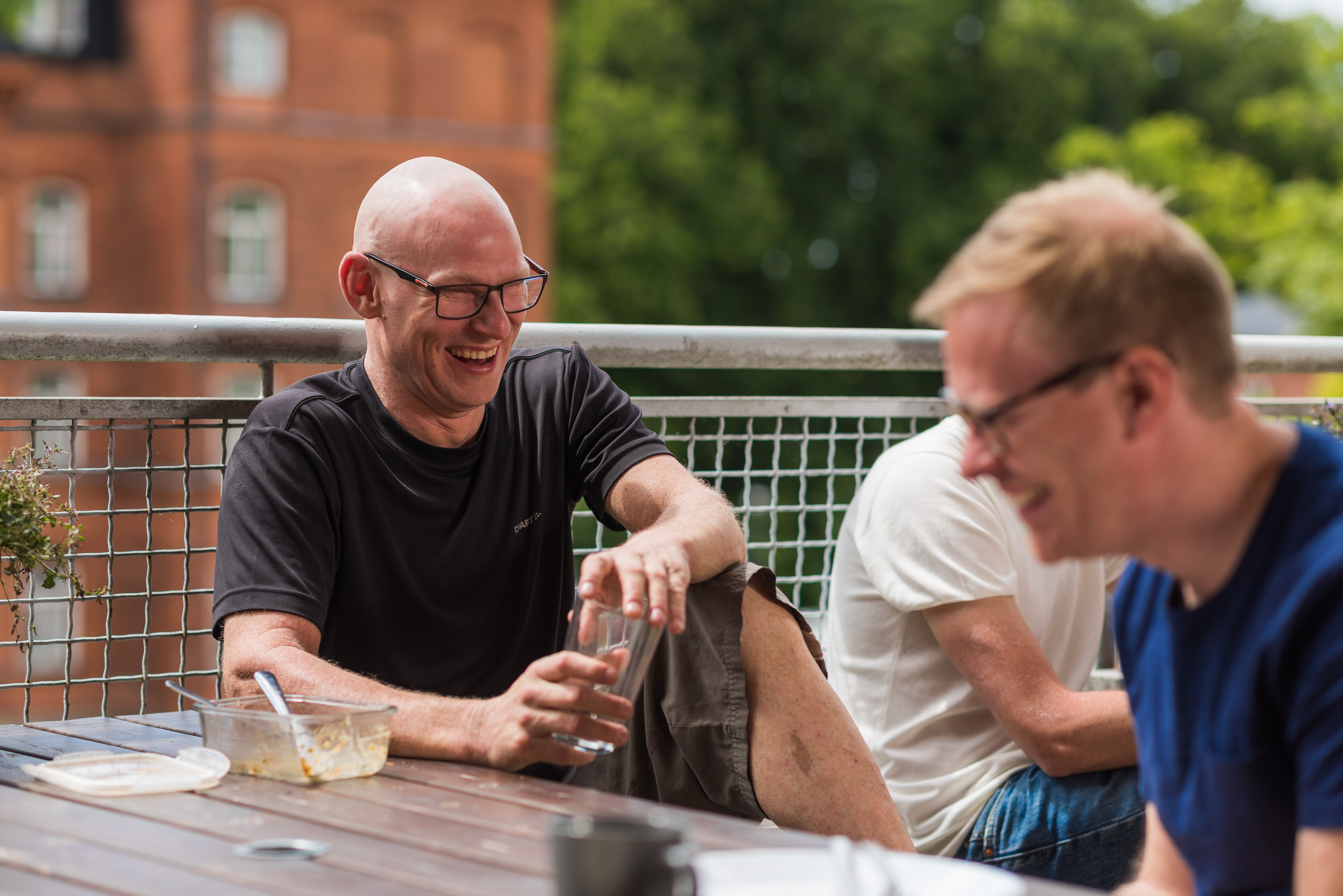 TvĂĄ av vĂĄra fina kollegor som sitter pĂĄ balkongen
